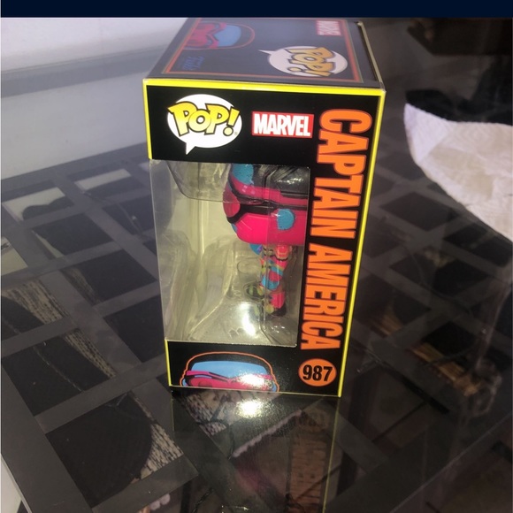 Funko pop blacklight Captain America #987 - Picture 4 of 6